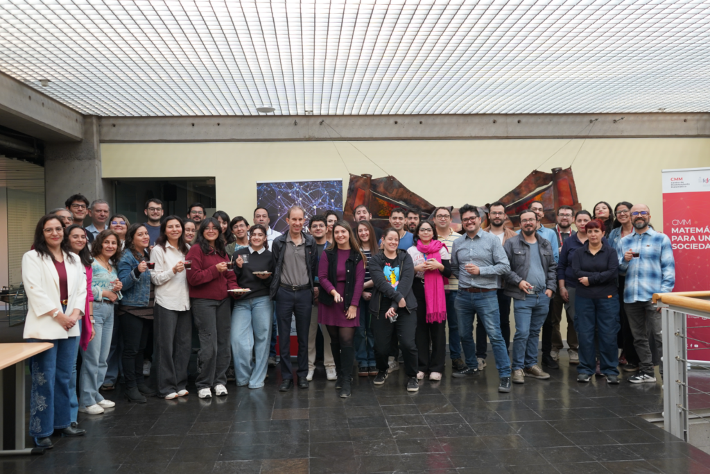 Miembros del CMM juntos, sonriendo.